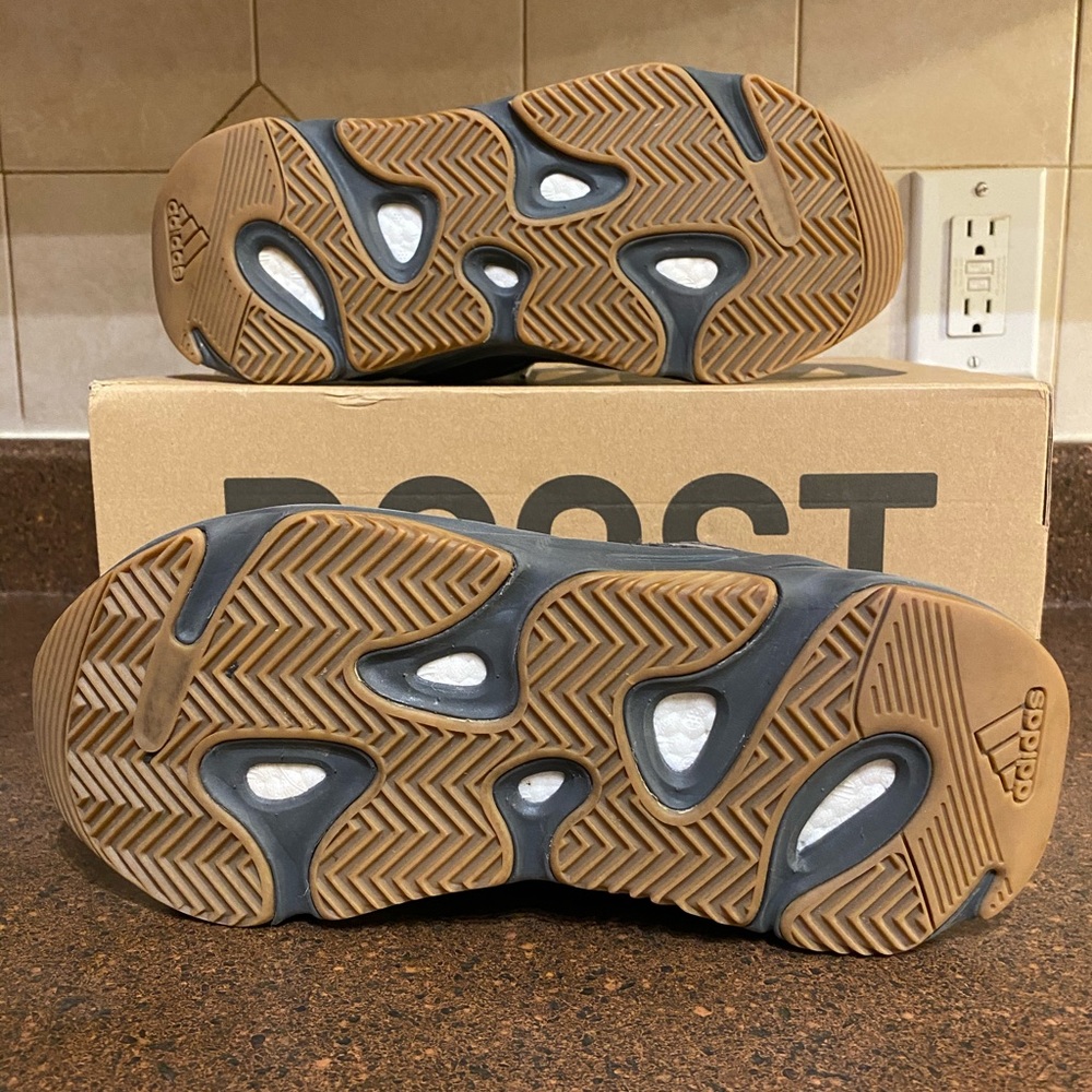 Yeezy Boost 700 V2 Geode - Picture 6 of 9